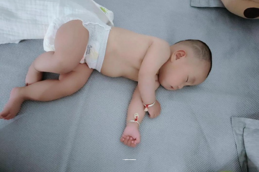 中国香港宝宝睡觉爱翻身