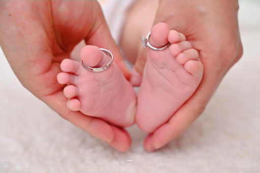 中国香港宝宝挤眼睛是怎么回事 中国香港宝宝挤眼睛是怎么回事